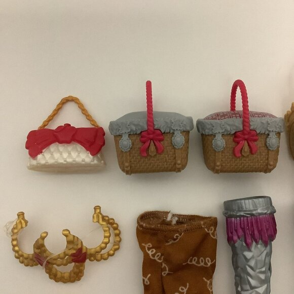 Ever After High Doll Accessories Lot Purse Bag Picnic Basket Boots Necklace - Picture 3 of 16